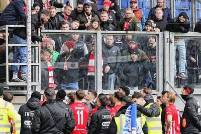 Diskussionsbedarf herrschte nach der Klatsche zwischen der Zwickauer Mannschaft und ihren Fans. 