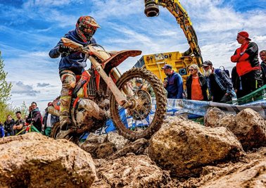 Über Stock und Stein: Luca Reinhold bei einem Rennen der Hard-Enduro-Series. 