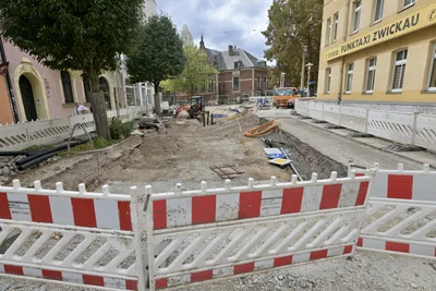 Bosestraße (Foto), Georgenplatz und Abschnitte angrenzender Straße sind wegen Gleisbauarbeiten voraussichtlich noch bis Ende November voll gesperrt.