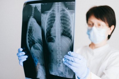 Aktuell werden 1149 Patienten wegen Covid 19 auf Normalstationen in Sachsens Krankenhäusern behandelt. 268 liegen auf der Intensivstation.