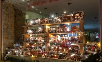 Ein Weihnachtsmarkt wie eine Puppenstube. Gleich mehrere Schaufenster eines ehemaligen Bekleidungsgeschäft wurden dekoriert. 