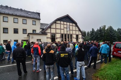 Mehrere Personen mussten die Veranstaltung vor der Tür verfolgen, da der Saal des ehemaligen Hotels zu klein war.