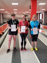 Kegeln, Bezirksmeisterschaft 2022: Frances Frölich (SV Saxonia Bernsbach), Franziska-Stefanie Burkhardt (KV Neudorf) und Julia Meisel (KSV Hainichen, v. l.) gewannen die Medaillen in der U 18 der Mädchen. 