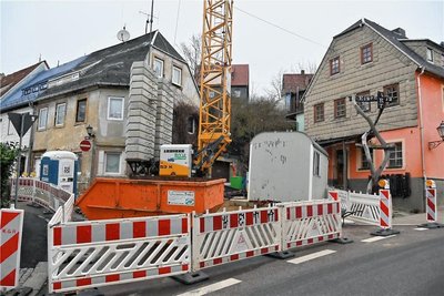 Der Kran wird benötigt, um die Treppenanlage an den Oberen Berghäusern in Hainichen zu erneuern. 