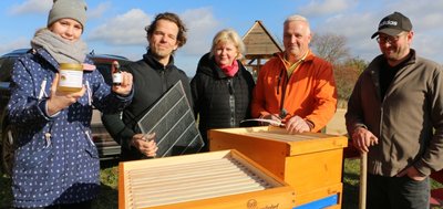 Mark Horlamus (2. von links) aus Tobertitz und Stefan Lindner (rechts) aus Weischlitz, beide von der Bürgerinitiative zum Schutz der Natur und Umwelt von Gold- bis Rosenbach, erfahren Wissenswertes zur dunklen Wildbiene von Jens und Heike Liebig sowie Tochter Lucille. 