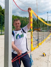 Wegen Corona mussten im März 2020 auch die Rochlitzer Sportstätten gesperrt werden. Ende Mai konnten die Volleyballer des BSC Motor Rochlitz - im Bild René Eckhardt - ihre Netze erstmals wieder aufbauen. 