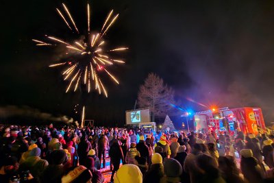 Beim siebenten Feuerzauber in Kretscham haben sich mehr als 600 Schaulustige am Freitagabend auf den bevorstehenden Silvesterabend eingestimmt. Und in den nächsten Tagen folgen noch weitere Feuerwerks-Präsentationen.