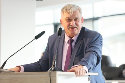 Der Stadtchef von Aue-Bad Schlema, Heinrich Kohl, darf im Sommer viel Geld ausgeben. Für sechs Bauprojekte erhielt er kürzlich die Entscheidungsbefugnis.