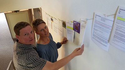 Marco und Svenja Penzel mit Mails von Kunden, die Mut ihnen machen. 
