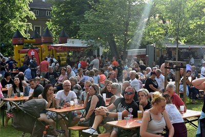 Entspannte Atmosphäre beim Parkfest im Anlagenpark. 