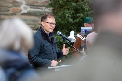 Der Ostbeauftragte der Bundesregierung, Carsten Schneider, sprach zum Gedenken an den 7. Oktober 1989 in Plauen.