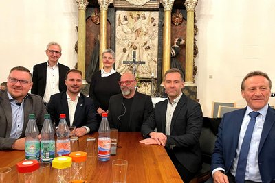 Steve Ittershagen (v. l. sitzend), Philipp Preißler, Moderator Tobias Heinemann, Christian Pudack und Jens Uhlemann zu Gast bei Dompfarrer Gunnar Wiegand (links stehend) und Superintendentin Hiltrud Anacker.