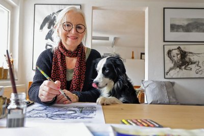Emma Hohenstein mit ihrer Hündin Pierrot im Atelier. Mit einem Buch mit heiteren Texten und Illustrationen hat die Künstlerin Pierrot ein literarisches Denkmal gesetzt.