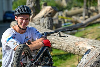 Robin Lehnert mit seinem Bike, das er für den Wettkampf am Samstag vorbereitet hat, um fehlerfrei die Sektion, wie der Parcours genannt wird, zu meistern.