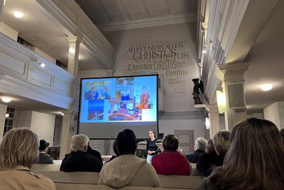 Gespannt verfolgten die Zuhörer den Vortrag von Nora in der Kirche in Wiederau.