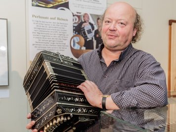 Jürgen Karthe und sein Bandoneon spielen beim Musikfest eine große Rolle. Zur Eröffnung der Begleitausstellung gab es schon mal eine Kostprobe.