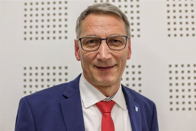 Der Oberbürgermeister von Flöha, Volker Holuscha, gehört zur Fraktion der Linken im Kreistag. Er hat sich bei den Mehrkosten im Bereich Asyl der Stimme enthalten.