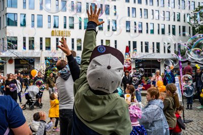 Von 10 bis 18 Uhr findet am Samstag das Charlie Kinderfest in der Innenstadt statt.
