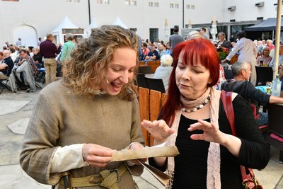 Im Schlosshof Freiberg feierte am Mittwochabend die Aufführung von "Das Geheimnis der Hebamme" Premiere. Die Autorin des gleichnamigen Romans, Sabine Ebert (rechts im Bild), schenkte Marthe-Darstellerin Tammy Girke zur Aufführung einen Brief sowie einen Brieföffner.