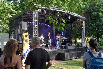 Die nordböhmische Band The Boomberries aus Louny bei ihrem Auftritt - ein Beitrag zur 50-jährigen Städtepartnerschaft.