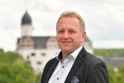 Ronny Hofmann, Bürgermeister von Lunzenau, will sich auch bei der zweiten Abstimmung über Asyl-Mehrkosten enthalten, um damit ein Zeichen der Kritik an Berlin zu senden.