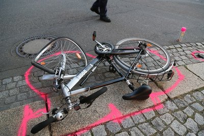 Nach der Kollision mit diesem Fahrrad am 31. August 2015 in Chemnitz flüchtete der beteiligte BMW-Fahrer. Er wurde ermittelt.