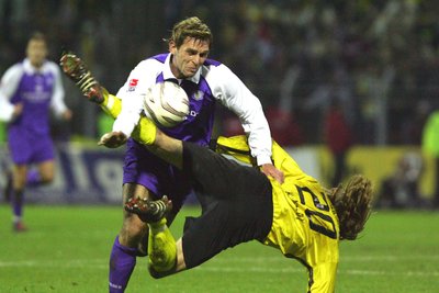 Ringkampf oder Fußball? Heiß her ging es im Sachsenderby (2004) zwischen dem Auer Tomasz Kos (links) und dem Dresdner Joshua Kennedy (re.).