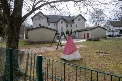 Blick über das große Freigelände auf den Kindergarten in Schweikershain.
