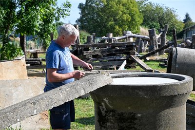 Robin Lehnerts Vater Falko Uhlig baut für den Wettkampf mehrere Sektionen mit Betonteilen, Holz und Bahnschwellen hinter dem Gewerbegebiet an der Rochlitzer Straße 5 auf.