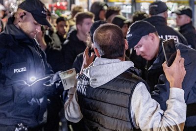 Bundespolizisten durchsuchen an einer Kontrollstelle im Hauptbahnhof Hamburg Personen nach Waffen.