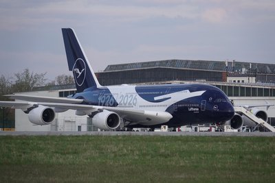 Der Riesenflieger der Lufthansa, der jetzt in Dresden umgerüstet und gewartet worden ist, hat eine auffällige blau-weiße Sonderlackierung. Diese hat die Maschine anlässlich des 100. Geburtstags der Lufthansa erhalten.