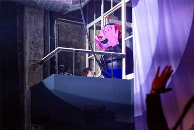 Präsentation des Klub-Maskottchens. Es heißt - wenig überraschend - Atomino.