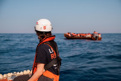 Hier nähert sich das Beiboot der Seenotretter dem Boot mit Flüchtlingen.