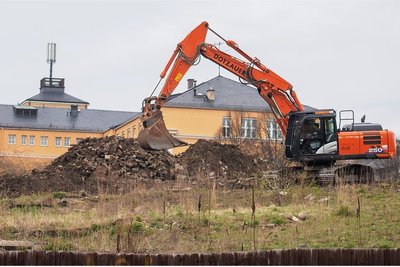 Das Lessing-Gymnasium wartet sehnsüchtig auf den Bau der neuen Dreifeld-Sporthalle. Am 6. Mai soll es nun offiziell losgehen. Zunächst bereitet die Abbruchfirma Dotzauer das Areal einer früheren Gartensparte vor. 