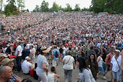 Lange mussten sie warten - Samstag war's so weit. Beim zweimal verschobenen RSA-Festival auf der Waldbühne Schwarzenberg traten Bonnie Tyler, Slade, Purple Schulz und die Münchner Freiheit auf - vor 12.000 Menschen.