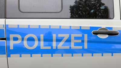 Die Polizei rückte am Sonntag im Eisstadion an.