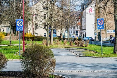 Stundenlang auf Kunden warten: Das kann sich ein Taxiunternehmen nicht leisten, so wie hier am Bahnhof Aue. 
