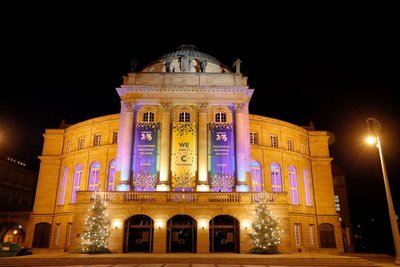 Das Opernhaus am Theaterplatz erstrahlt heute von 12 Uhr bis Mitternacht in Blau und Gelb - den Farben der Stadt und Europas.