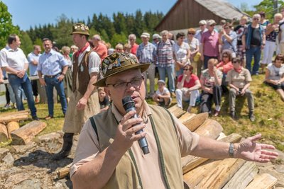Als Vorsitzender des Flößervereins führt Bernd Kramer beim Schauflößen durch das Programm.