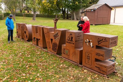 „No Hate“ – Kein Hass. Eine 700 Kilo schwere Eisenskulptur wurde in Olbernhau enthüllt.