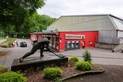 Am Kunsteisstadion im Sahnpark sollen bis Freitag weitere Sanitäranlagen aufgestellt werden.