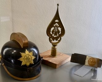 Schau-Exponate der Freiwilligen Feuerwehr Oberfrohna: Helm,Fahnenstangenspitze und Koppel.