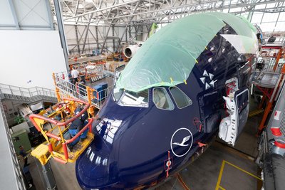 Mitarbeiter der Elbe Flugzeugwerke schauen sich auch den Bug der A380 genau an.