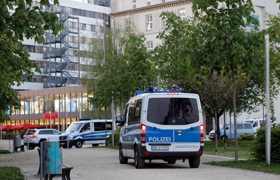 Während des Einsatzes von 15.30 Uhr bis 22 Uhr unterzogen die Beamten 26 Personen einer Identitätsfeststelllung und durchsuchten sie größtenteils.