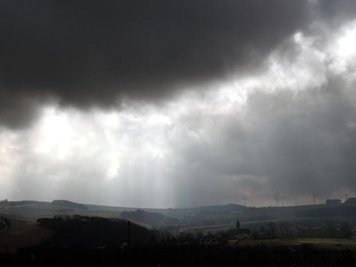 Dunkle Wolken ziehen über Klaffenbach bei Chemnitz.