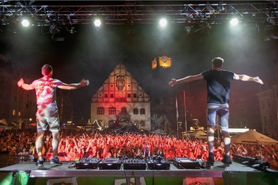 Am Plauener Altmarkt vorm Rathaus ließen sich die Massen von der Hitze nicht verdrießen und feierten Samstag das DJ-Duo "Gestört aber geil".  
