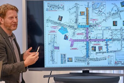 Bühnen, Technik und jede Menge Platz für Zehntausende Besucher: Der Chemnitzer Baubürgermeister Michael Stötzer erläutert die Pläne für den Eröffnungstag des Kulturhauptstadtjahres am 18. Januar in der Chemnitzer Innenstadt.