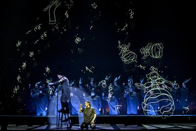 Szene aus der Oper „Das Kind und der Zauberspuk“ von Maurice Ravel. Es hatte am Sonntag in Dresden Premiere.