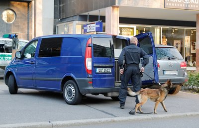 Dabei entdeckten die Beamten Drogen bei vier Personen.
