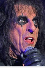 74, aber auf der Bühne noch omnipräsent, heizte Alice Cooper in Zwickau 3000 Fans ein - zusätzlich zum Wetter. 